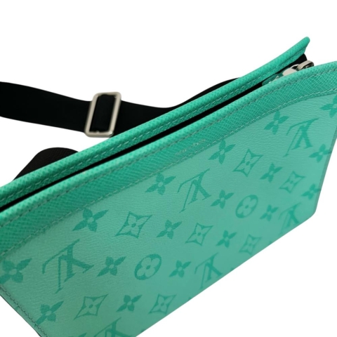 【LOUIS VUITTON/ルイ・ヴィトン】 ガストン タイガラマ M30934  ウェアラブルウォレット ショルダーバッグ レザー グリーンレザー（マイアミグリーン） レディース【中古】【真子質店】【BL】【IKxx】