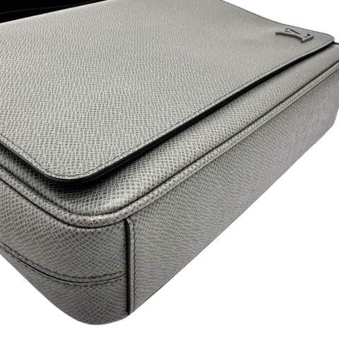 【LOUIS VUITTON/ルイ・ヴィトン】 ディストリクトPM NV3 タイガ M30851 ショルダーバッグ レザー グラシエ（グレー） メンズ【中古】【真子質店】【BL】【IMaMoMa】